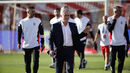 Mourinho no banco do Benfica durante o jogo com o AVS SAD