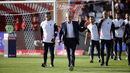 Mourinho no banco do Benfica durante o jogo com o AVS SAD