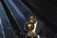 Dembélé beija a Bola de Ouro