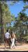 Luis Suárez e família passeiam por parque arborizado