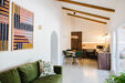 Sala de estar luminosa com cozinha aberta e decoração moderna