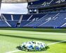 Coroa de flores depositada no centro do relvado do Dragão em memória de Pinto da Costa