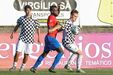 Jogadores em ação durante a partida