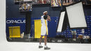 Gary Payton II nos bastidores, equipado com o uniforme dos Warriors