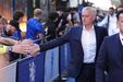 Do cumprimento a velhos amigos ao reencontro com os adeptos: as imagens do regresso de Mourinho a Stamford Bridge