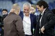 Do cumprimento a velhos amigos ao reencontro com os adeptos: as imagens do regresso de Mourinho a Stamford Bridge