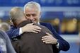 Do cumprimento a velhos amigos ao reencontro com os adeptos: as imagens do regresso de Mourinho a Stamford Bridge