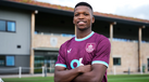 Jogador do Burnley posa com o equipamento do clube