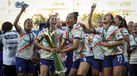 Carolina Correia a festejar a conquista da Supertaça com as restantes companheiras de equipa