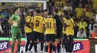Otamendi vê vermelho direto em jogo do Equador contra a Argentina
