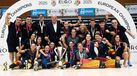 A seleção feminina espanhola de hóquei em patins posa com o troféu de campeãs da Europa