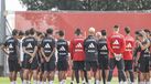 Jogadores do Benfica antes do início do treino