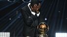Dembélé não conseguiu conter as lágrimas após vencer a Bola de Ouro