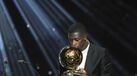Dembélé beija a Bola de Ouro