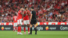 Árbitro João Gonçalves explica decisão a jogadores do Benfica, antes do lance do primeiro golo