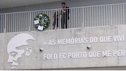 André Villas-Boas e a filha de Alfredo Quintana junto ao memorial ao seu pai
