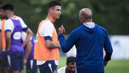 Cristiano Ronaldo à conversa com Roberto Martínez durante o treino 