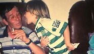 Fotografia de Mangas, jogador do Sporting, em criança com o seu avô