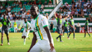 Futebolistas em campo num jogo