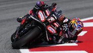 Piloto da Aprilia inclina-se numa curva durante prova de MotoGP