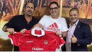 Cristóvão Carvalho e Isaías com benfiquistas e responsáveis da Casa do Benfica de Viseu