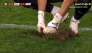 Jogo Áustria-Chipre interrompido devido a buraco no relvado