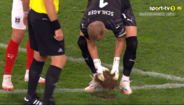 Jogo Áustria-Chipre interrompido por buraco no relvado