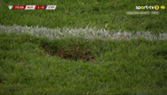 Jogo Áustria-Chipre interrompido devido a buraco no relvado.
