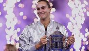Aryna Sabalenka com o troféu