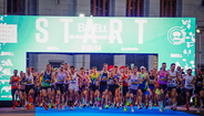 Maratona de Praga com atletas a cruzar a linha de partida
