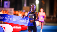 Corredora cruza a meta na Night Race Prague 2025