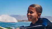 Jovem surfista Zion Brocchi faleceu aos 12 anos após luta contra tumor cerebral