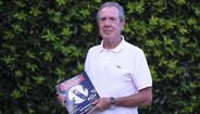 Humberto Coelho com o Guia Record 2025/26