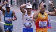 Marchadores usam esponjas com água para se refrescarem