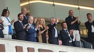  José Mourinho ovacionado pelos adeptos do FC Porto no regresso ao Estádio do Dragão