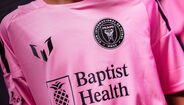 Camisola rosa do Inter Miami com logótipos de Messi e patrocinadores