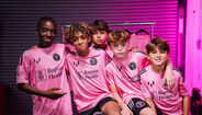 Inter Miami homenageia Messi com camisolas para jovens jogadores