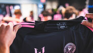 Camisola do Inter Miami com símbolo de Messi para jovens aspirantes