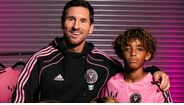 Messi e jovens atletas do Inter Miami apresentam equipamentos de futebol