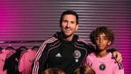 Messi junta-se a jovens atletas do Inter Miami com equipamentos personalizados