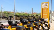 Bicicletas do sistema de mobilidade suave "Oeiras Move" alinhadas numa estação
