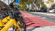 Bicicletas amarelas "Oeiras Move" estacionadas junto à ciclovia