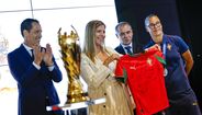 Pedro Proença com a seleção feminina de futebol de praia, campeã europeia, na Cidade do Futebol