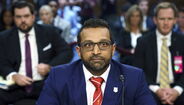 Diretor do FBI surge no Senado com gravata do Liverpool