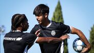 Eduardo Felicíssimo sorridente no treino antes do Kairat