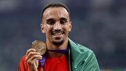 Isaac Nader exibe a medalha conquistada