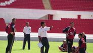 José Mourinho orienta um treino no relvado do Estádio da Luz