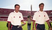 Mourinho e Mozer no relvado do Estádio da Luz