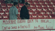Adeptos mostram apoio a Mourinho no Estádio da Luz