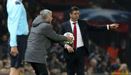 Mourinho troca impressões com Rui Vitória à beira do relvado.